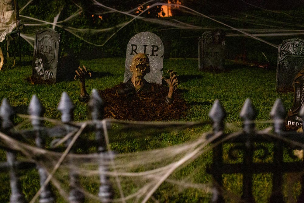 halloween graveyard decoration